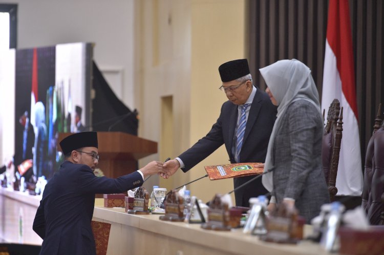 Juru bicara Fraksi Partai Gerindra DPRD Sumsel, Prima Salam saat menyerahkan hasil laporan Fraksi Partai Gerindra DPRD Sumsel kepada Wagub Sumsel Mawardi Yahya, Senin (5/9)