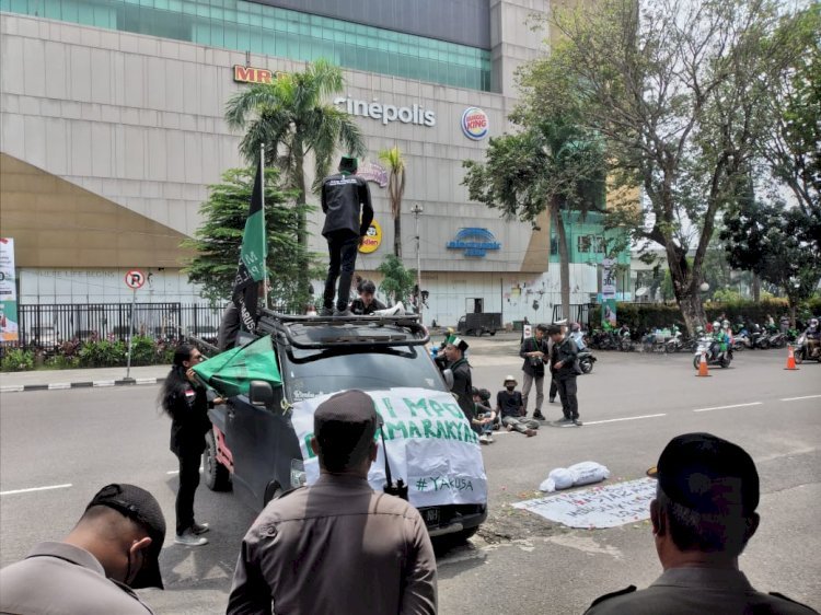 Massa HMI Cabang Palembang Darussalam saat menggelar aksi unjuk rasa di den=pan Gedung DPRD Sumsel