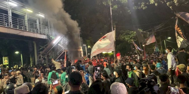 Gebrak usai menggelar aksi unjuk rasa di kawasan Patung Kuda Arjuna Wiwaha