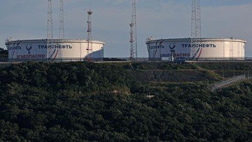 Foto: Mangki minyak operator pipa minyak Transneft di terminal minyak mentah Kozmino di pantai Teluk Nakhodka dekat kota pelabuhan Nakhodka, Rusia. (REUTERS/Tatiana Meel)