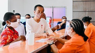 Foto: Presiden Joko Widodo didampingi Ibu Iriana Joko Widodo menyerahkan bantuan langsung tunai (BLT) bahan bakar minyak (BBM) untuk pertama kalinya di Kantor Pos Cabang Sentani, Kabupaten Jayapura, pada Rabu, 31 Agustus 2022. (Dok: Biro Pers Sekretariat Presiden)