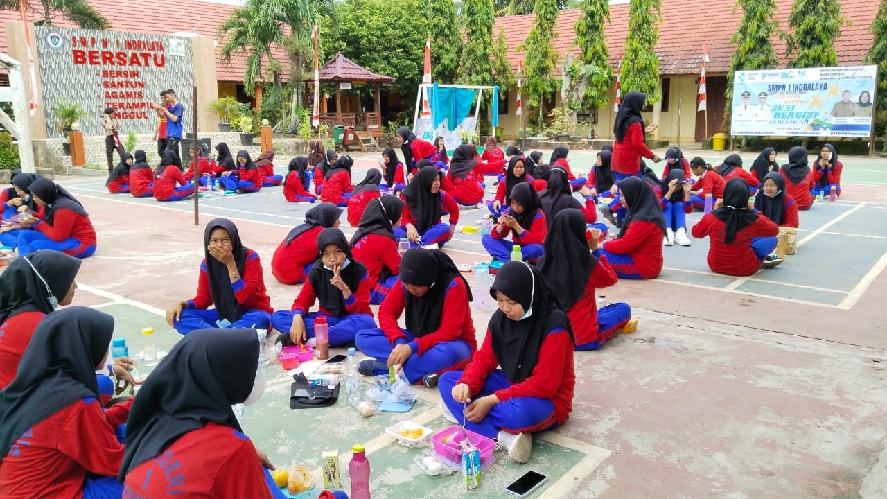 Siswi SMPN 1 Indralaya saat mengikuti launching Gerakan Nasional Aksi Bergizi di SMPN 1 Indralaya, Rabu, 26 Oktober 2022