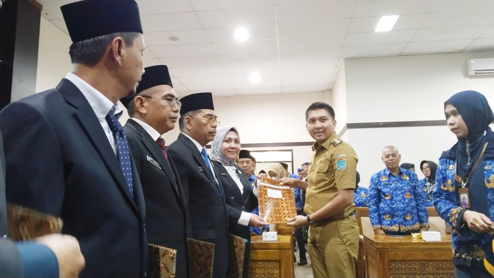 Bupati Ogan Ilir, Panca Wijaya Akbar, memberikan surat keputusan kepada salah seorang pejabat yang baru dilantik.