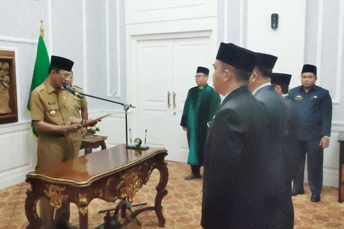 Harnojoyo melantik tiga pejabat Pemkot Palembang, Senin 24 Oktober 2022 di ruang kerja wako. foto: diskominfo plg--