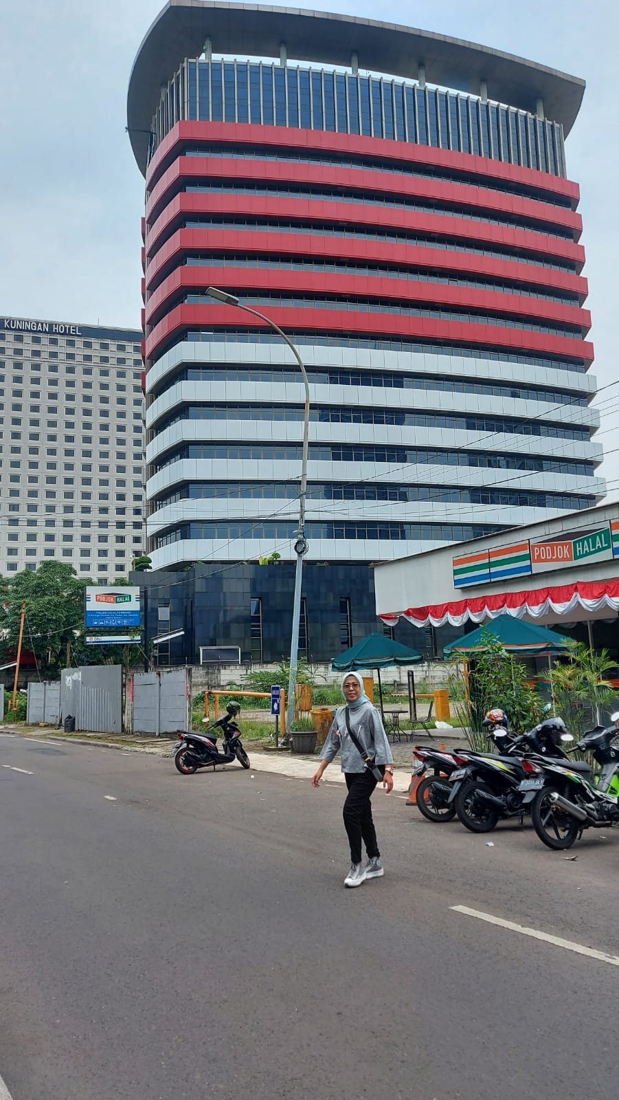 Ketua DPC Serikat Pertani Indonesia (SPI) Kabupaten Banyuasin, Widya Astin tertangkap kamera saat berada di depan gedung Komisi Pemberantasan Korupsi (KPK) di Jakarta