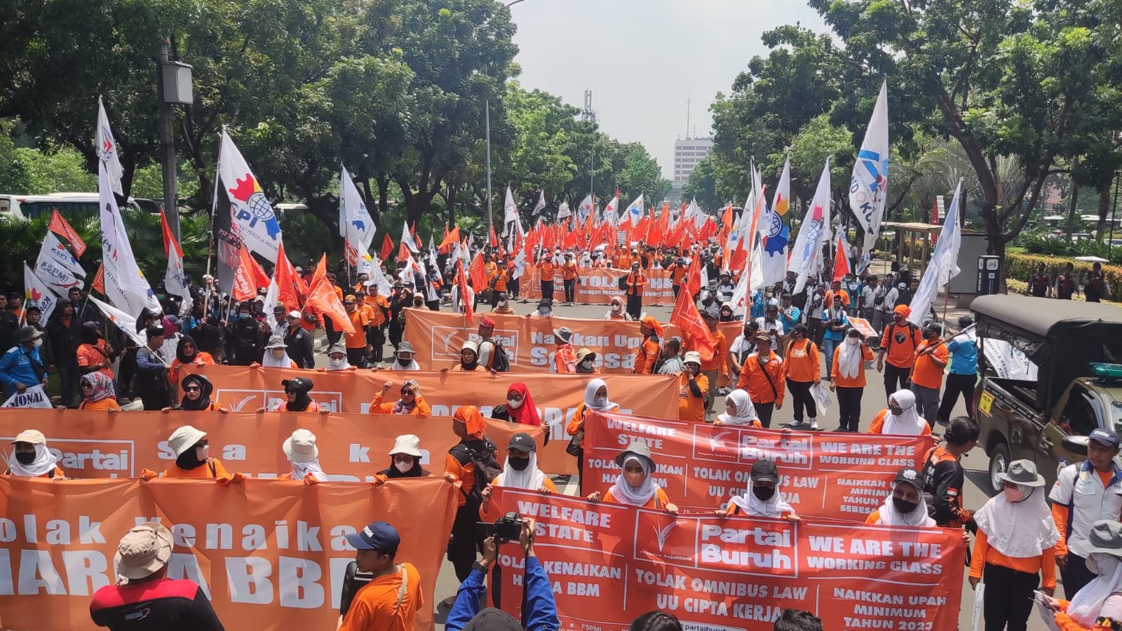 Massa buruh dari Partai Buruh menggelar aksi di depan Patung kuda, Jakarta, Rabu, (12/10/2022).