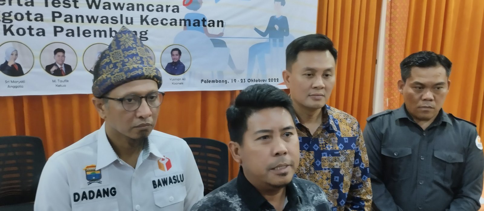 Ketua Bawaslu kota Palembang, M Taufik saat menggelar press conference bersama komisioner Bawaslu dan ketua Yayasan STIHPADA Firman Freaddy Busroh, Senin (24/10/2022).