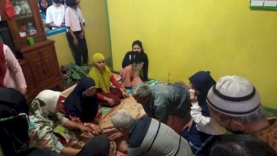 Korban Muhammad Risky (13) yang ditemukan tewas tenggelam usai berenang di Sungai Sekanak Lambidaro, Palembang, Rabu (19/10).