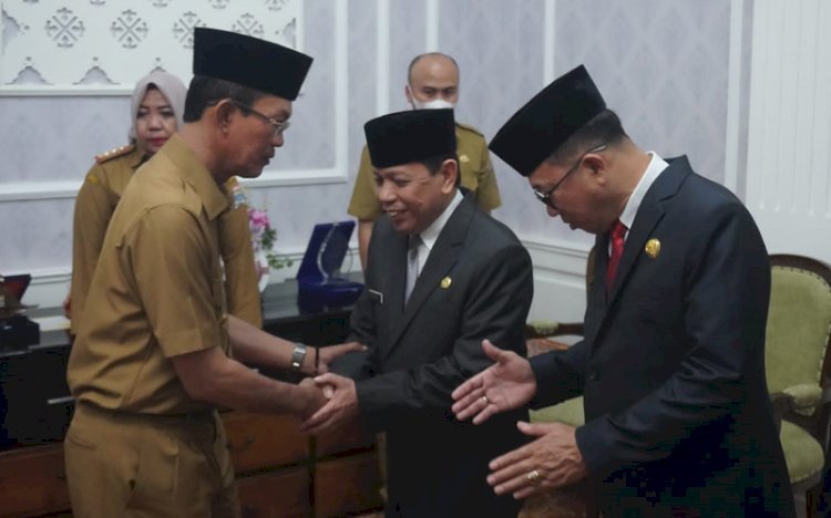 Wali Kota Harnojoyo memberikan selamat kepada Ansyori dan Ahmad Zulinto. (ist/Diskominfo)