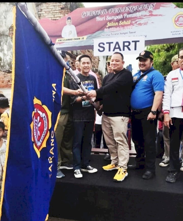 Pelepasan peserta jalan sehat kelurahan 29 Ilir.