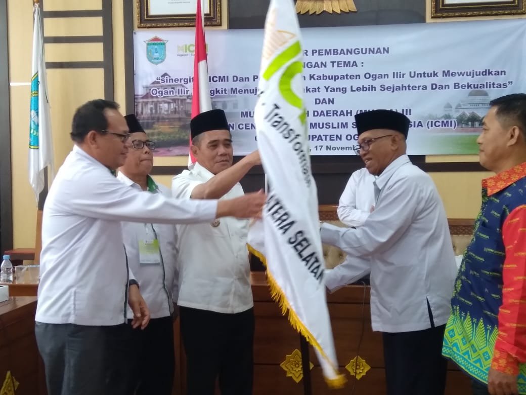 Wabup Ogan Ilir, Ardani, menerima bendera pataka setelah ditunjuk sebagai Ketua ICMI Kabupaten Ogan Ilir pada Musda ICMI yang dilaksanakan di Ruang Rapat Pimpinan DPRD Kabupaten Ogan Ilir, Kamis, 17 November 2022.
