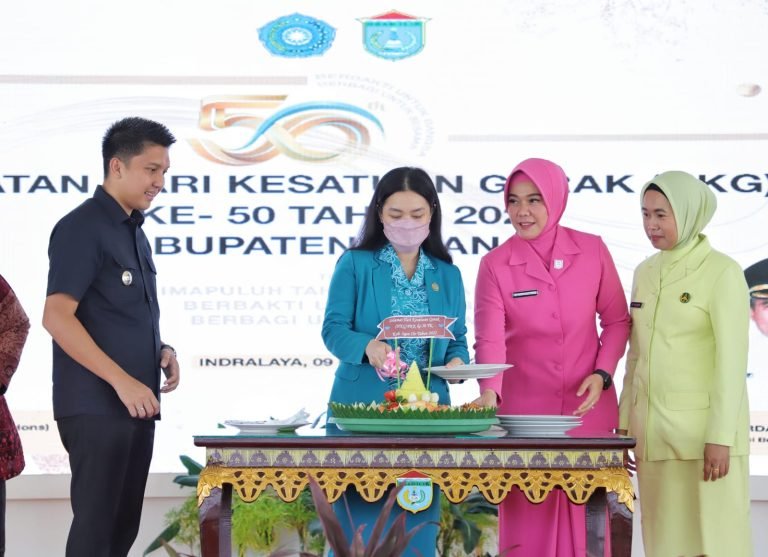 Ketua TP PKK Ogan Ilir Tengah memotong nasi tumpeng