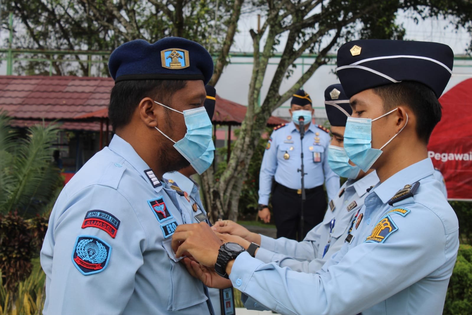 Kalapas Muara Enim menyematkan PIN kepada pegawai teladan
