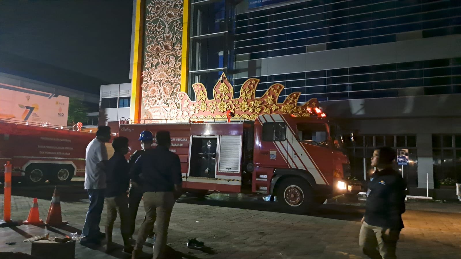 Sejumlah unit mobil Damkar Kota Palembang saat melakukan pemadaman di Kantor PLN S2JB yang terbakar