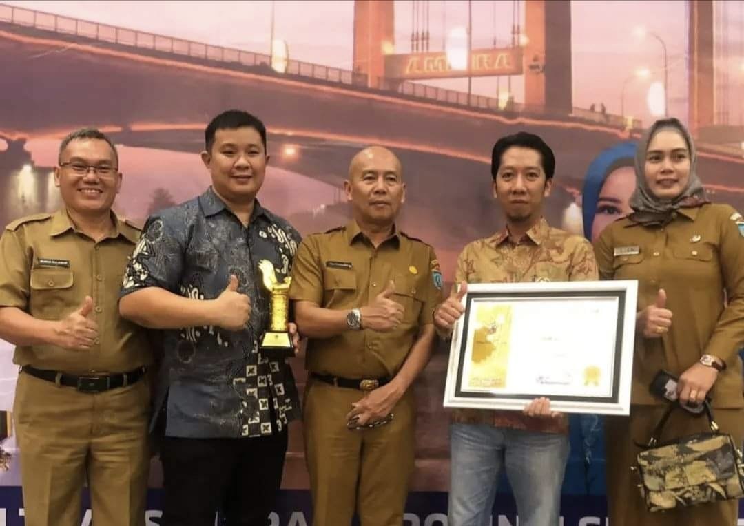 Kepala Dinas Transmigrasi dan Tenaga Kerja Kabupaten Ogan Ilir, Edy Demang Jaya (tengah, red), menerima penghargaan Siddharya tingkat Provinsi Sumsel