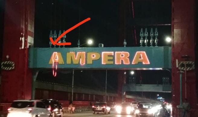 Lampu hias jembatan Ampera lepas dan menjuntai ke jalan, Sabtu, 5 November 2022