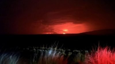Wilayah puncak gunung Mauna Loa bersinar saat letusan seperti yang dilihat oleh seorang ahli geologi Observatorium Gunung Api Hawaii di Hawaii, AS, 28 November 2022. (USGS/Ken Hon/Handout via REUTERS)