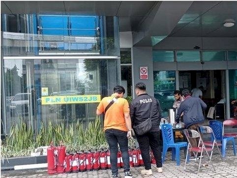 Tim Labfor Polda Sumatera Selatan olah tempat kejadian perkara kebakaran Kantor PLN