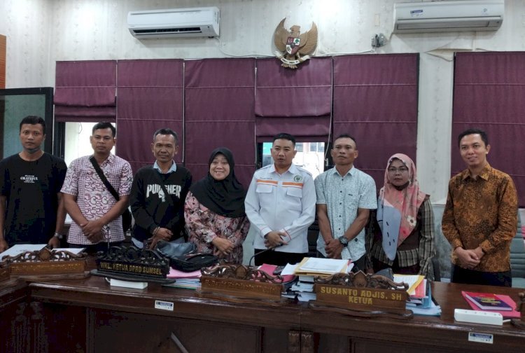 Merasa tak mendapatkan keadilan, orangtua dan keluarga Bintang Satria Perdana (17), pelajar SMAN 4 Buay Madang , Kabupaten OKU Timur yang jadi korban bullying oleh teman temannya, datang ke Komisi V DPRD Sumatera Selatan