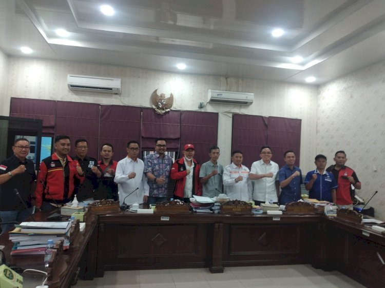 Komisi V DPRD Sumatera Selatan (Sumsel) berpoto bersama usai rapat bersama perwakilan buruh FSB Nikeuba KSBSI Palembang, Jumat (25/11)