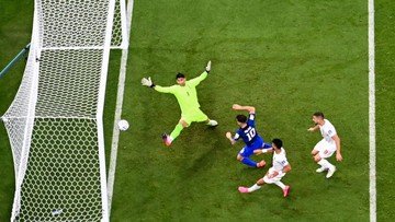 Penyerang AS, Christian Pulisic mencetak gol pertama timnya saat melewati kiper Iran