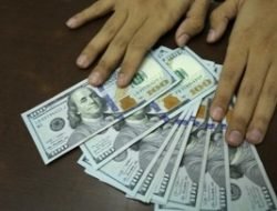 Dolar AS Diramal Bakal Tembus Rp16.000