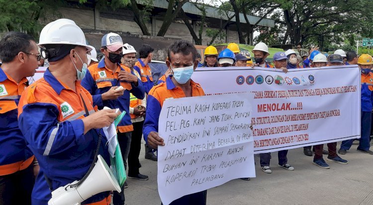 Puluhan pekerja dari koperasi tenaga kerja bongkar muat pelabuhan Palembang melakukan aksi damai di kantor Kesyahbandaran dan otoritas pelabuhan Kelas II Palembang