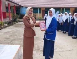 Ratusan Siswa Terima Bantuan Buku Tulis dari Bupati Askolani