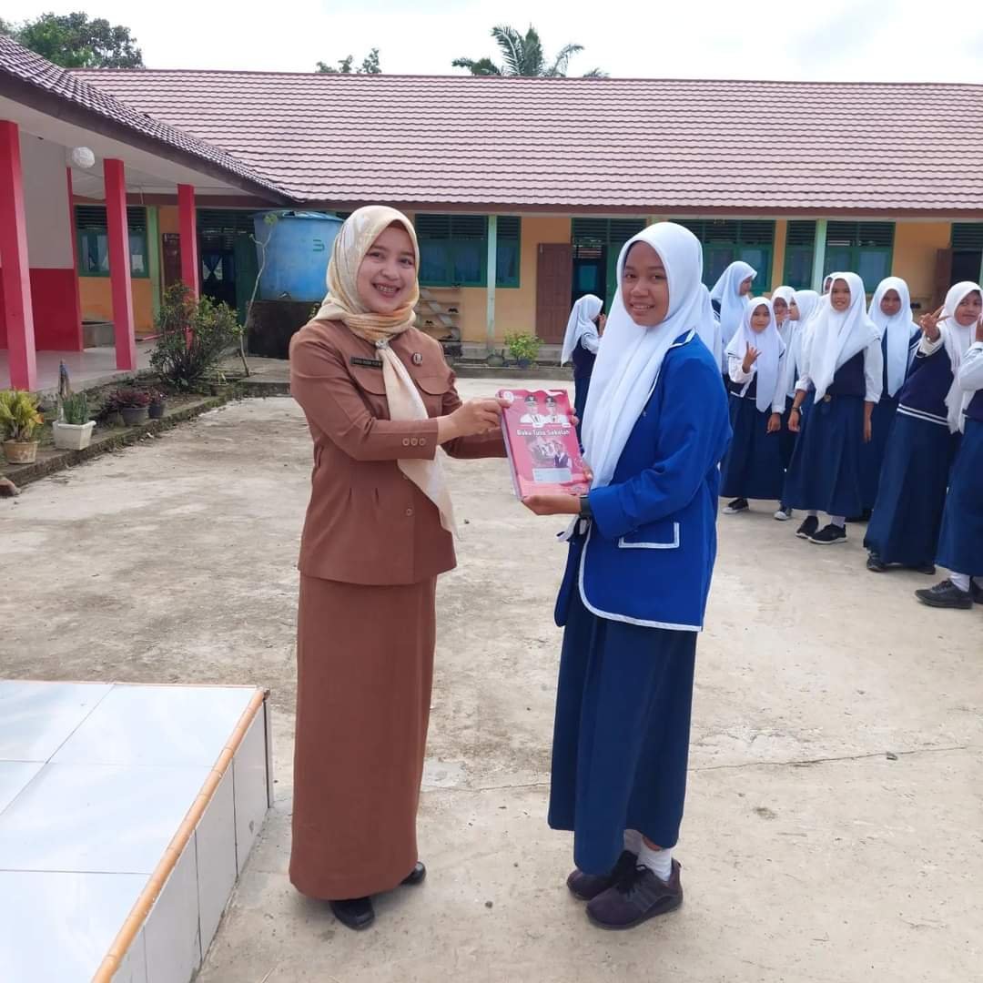 Buku tulis bantuan Pemkab diterima siswa (foto-ist)