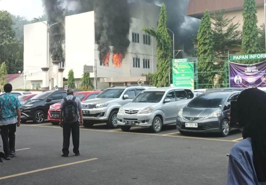 Gedung Poltek Sriwijaya Palembang terbakar
