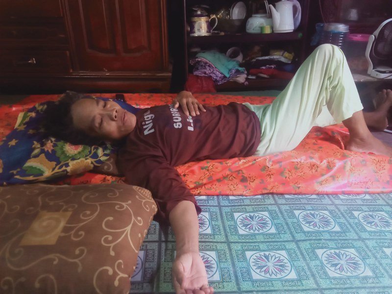 Ibu ”Hoiriah (63) tahun Warga Kertapati terbaring kemah