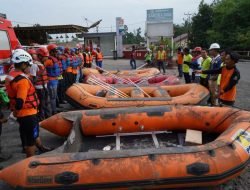 PTBA dan Mitra Kerja Gelar Aksi Bersih-Bersih Sungai Enim