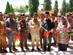 Bupati Askolani Resmikan Gedung SMP N 1 Banyuasin III dan Penyerahan Buku Tulis Siswa