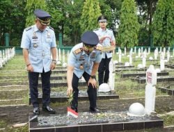 Kakanwil Tabur Bunga Hari Imigrasi di TMP Ksatria Ksetra Siguntang