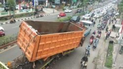 Truk Towing Batubara Nyangkut di Jalan Sudirman