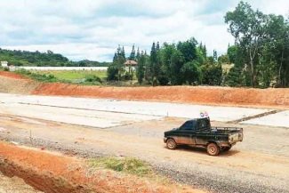 Kondisi salah satu titik ruas jalan tol Palembang-Betung yang masih dalam proses pengerjaan