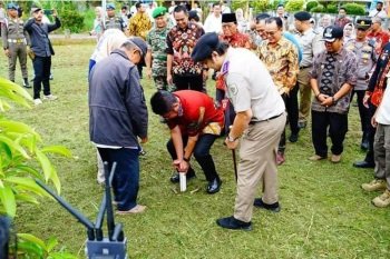 Herman Deru memasang patok secara simbolis di batas tanah di Jl Perguruan, Lr Depok 2, Plaju