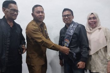 Mulyono memberikan ulos kepada Firko. foto: istimewa--