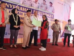 Wabup Banyuasin Serahkan Sertifikat Tanah Masyarakat Melalui Program PTSL Dan Redistribusi Tanah