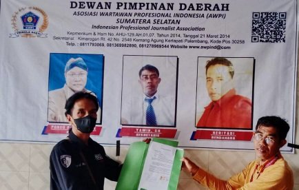 Heryadi (kiri) Bendahara DPD AWPI Sumsel saat menunjukkan surat pengunduran diri dari Organisasi AWPI Provinsi Sumsel