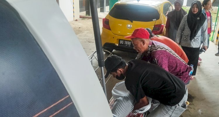 Keluarga memasukan jenazah korban ke dalam mobil ambulance, Rabu (8/2/2023).