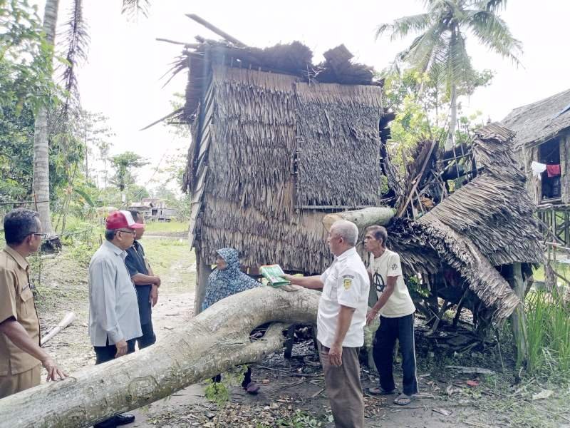 Ketua Baznas Kabupaten Ogan Ilir, H Sidharta, beserta rombongan saat mengecek rumah warga terdampak angin puting beliung