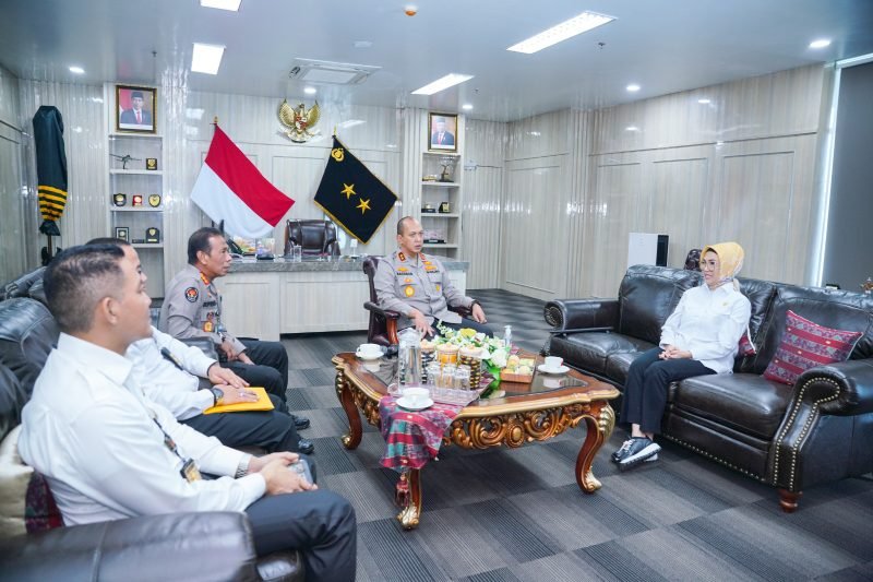 Ketua DPRD Sumatera Selatan RA Anita Noeringhati saat diterima langsung Kapolda Sumsel, Kabid Humas, Direktur Ditreskrimum dan Direktur Ditreskrimsus