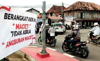 Salah satu spanduk bertuliskan keluhan masyarakat sekitar pangkal Jembatan Musi 4 dan Jl KH Azhari yang gerah dengan makin seringnya terjadi kemacetan.