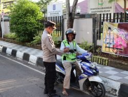 Jelang Buka Puasa, Polres Muara Enim Bagi Takjil ke Warga