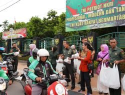 Pejabat Kodam Turun Kejalan Bagi Ratusan Takjil