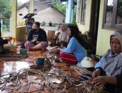 Binaan Pusri Palembang Sulap Eceng Gondok Jadi Barang Berharga