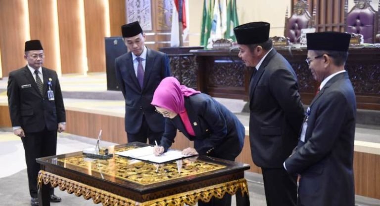 Penandatanganan Produk Perubahan Atas Peraturan DPRD Prov Sumsel Nomor 22 Tahun 2020 tentang Tata Tertib DPRD Prov. Sumsel.