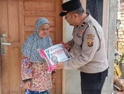 Polisi Door To Door Bagi Sembako ke Warga