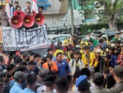 Mahasiswa Paksa Masuk Gedung DPRD Sumsel